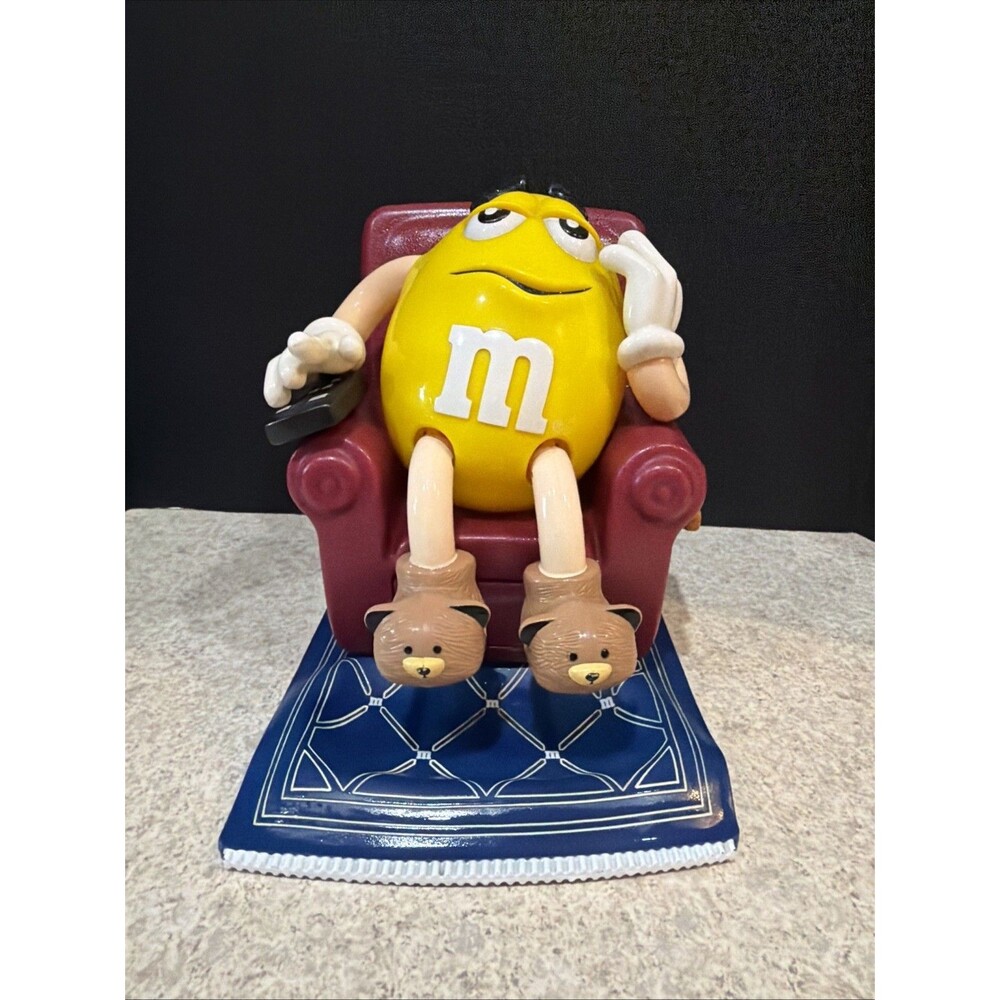 M&M'S PLASTIC CANDY DISPENSER RECLINER CHAIR W/REMOTE YELLOW